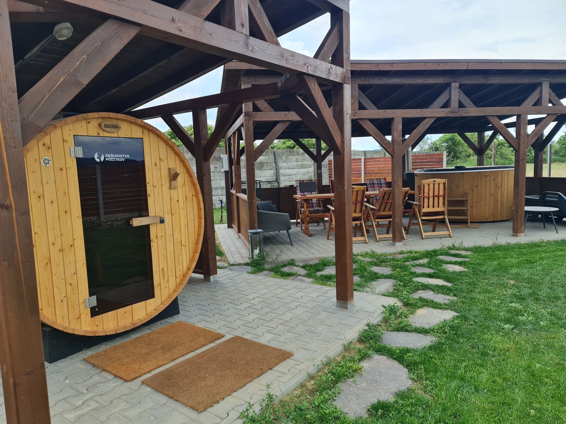 apartmanovy dvor.jpg